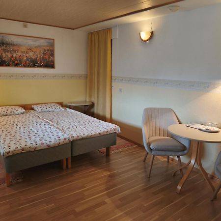 Paerna Guesthouse & Apartments Kuressaare Buitenkant foto