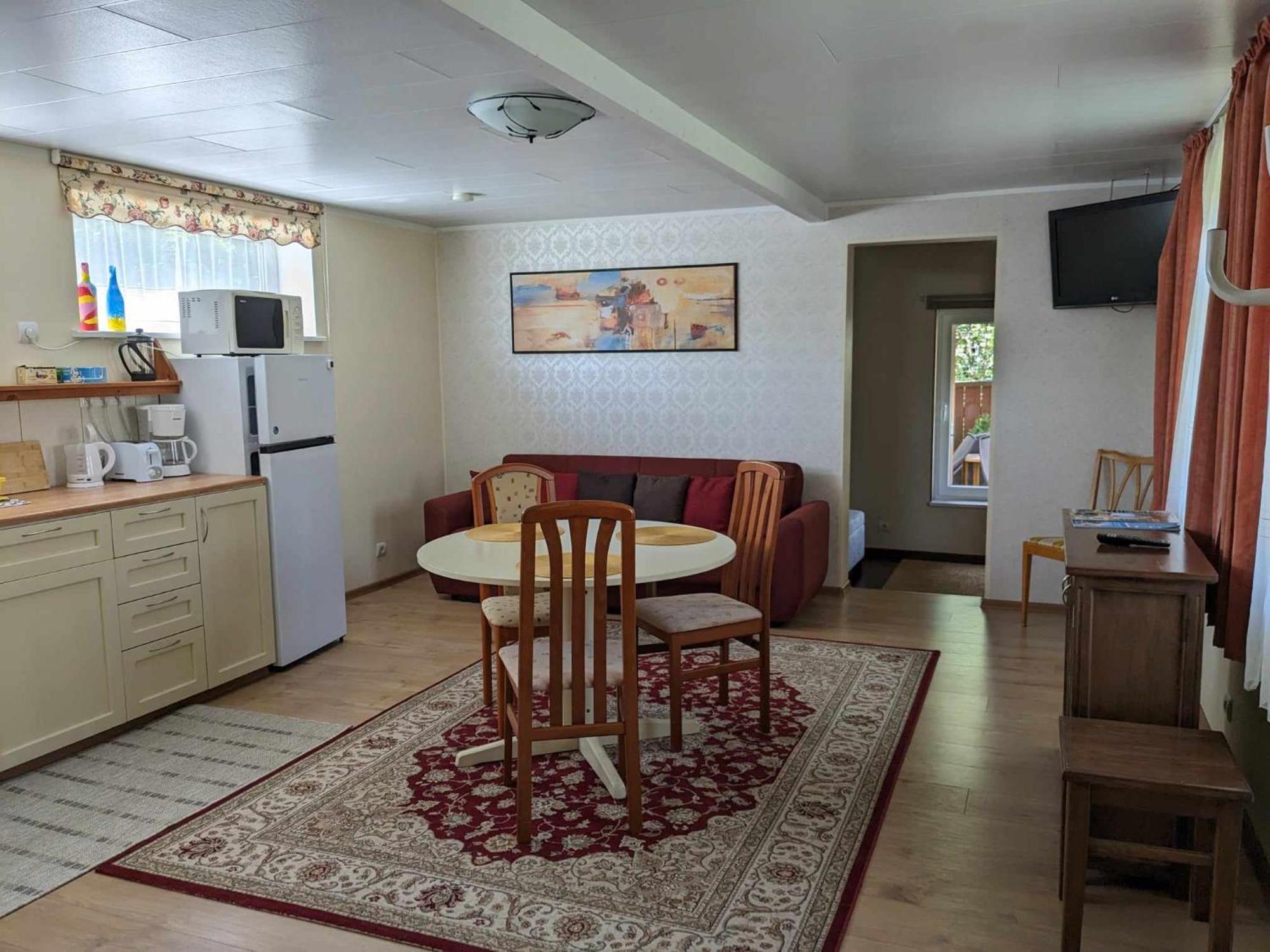 Paerna Guesthouse & Apartments Kuressaare Buitenkant foto