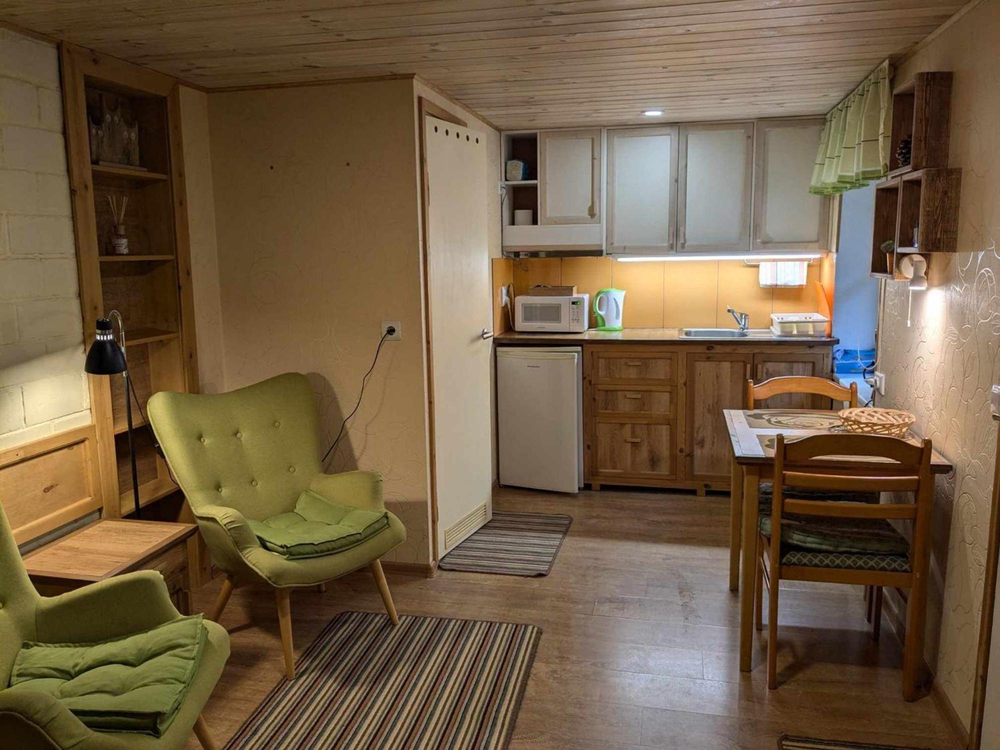 Paerna Guesthouse & Apartments Kuressaare Buitenkant foto