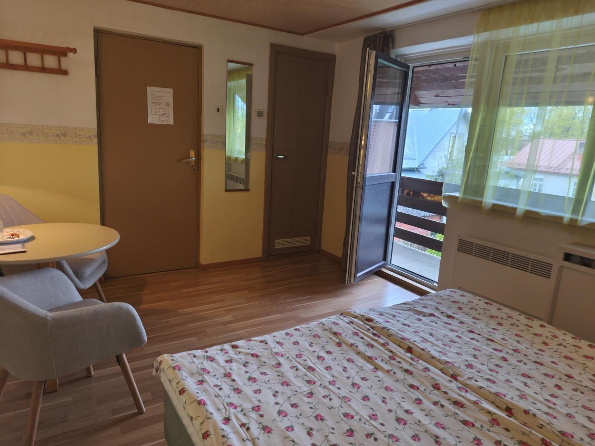 Paerna Guesthouse & Apartments Kuressaare Buitenkant foto
