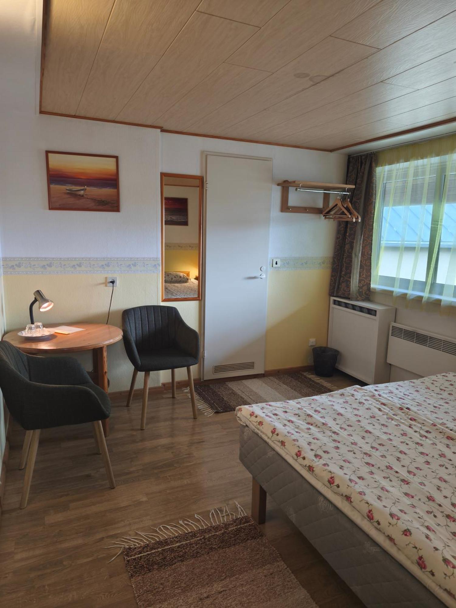 Paerna Guesthouse & Apartments Kuressaare Buitenkant foto